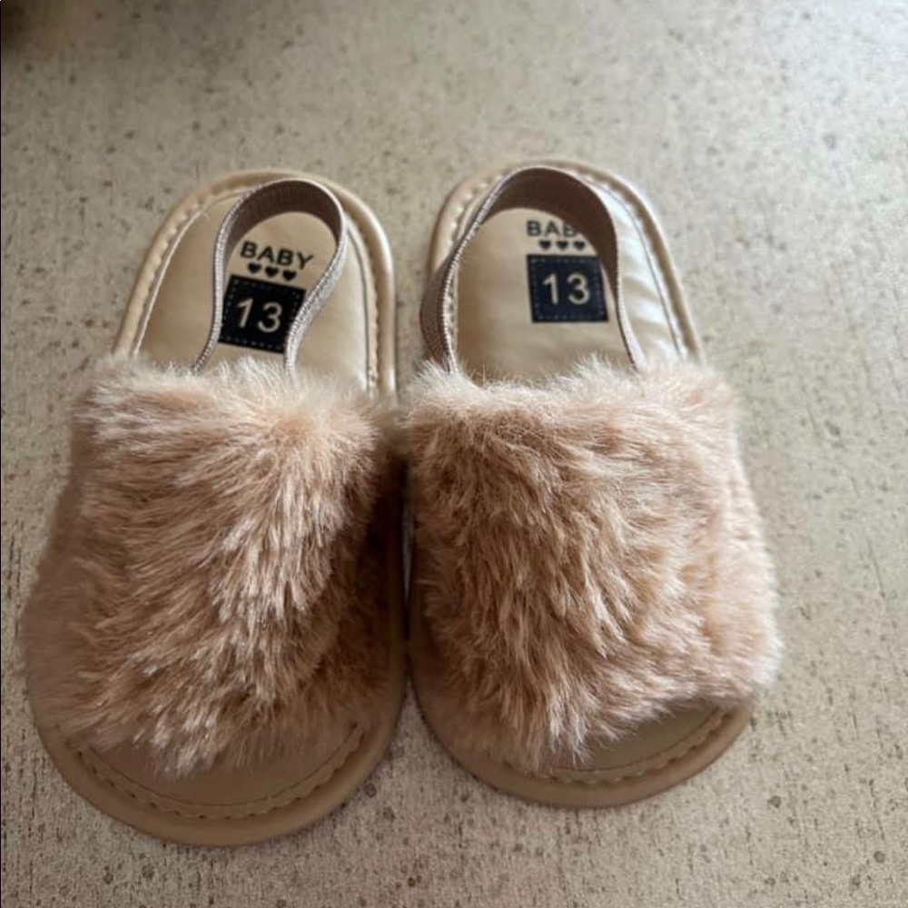 SHEIN furry Slippers Sandals